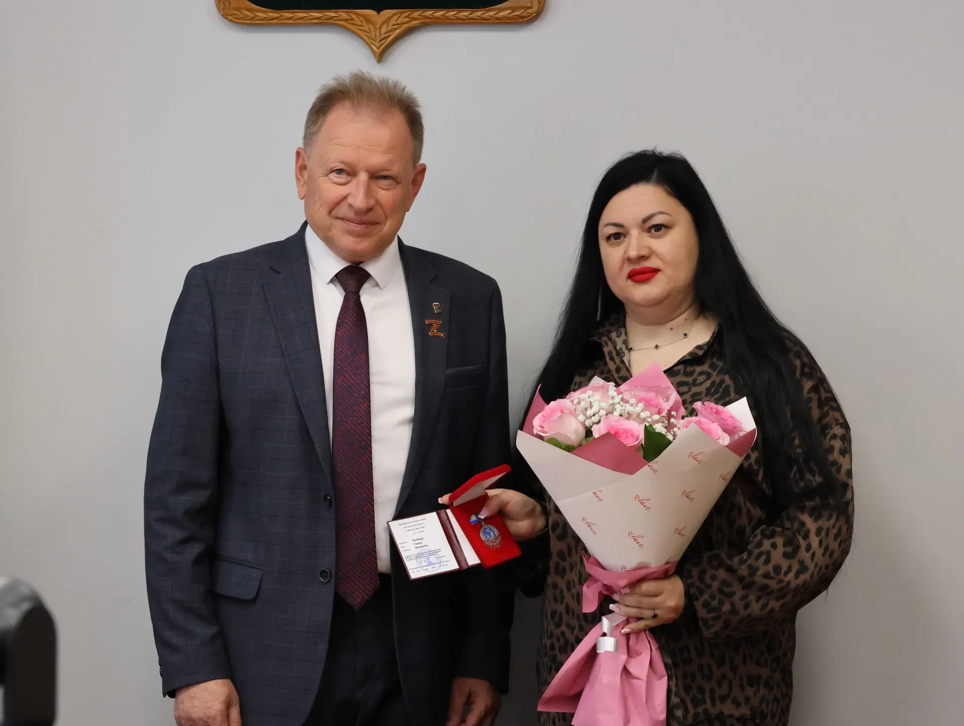 Алексей Дыбов: Торжественное награждение почётным знаком «Материнская слава» III степени Алексей Дыбов: Торжественное награждение почётным знаком «Материнская слава» III степени