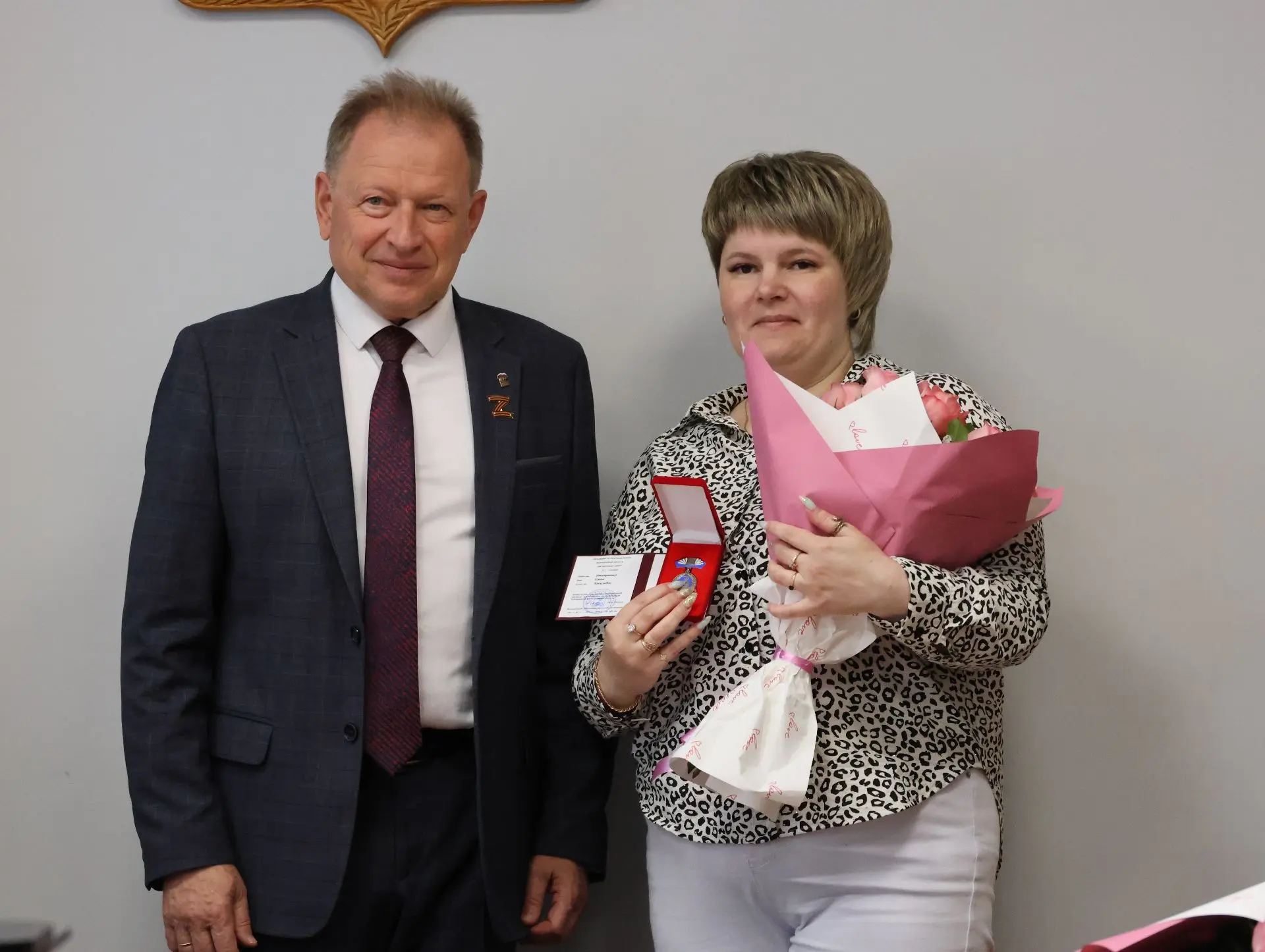 Алексей Дыбов: Торжественное награждение почётным знаком «Материнская слава» III степени Алексей Дыбов: Торжественное награждение почётным знаком «Материнская слава» III степени