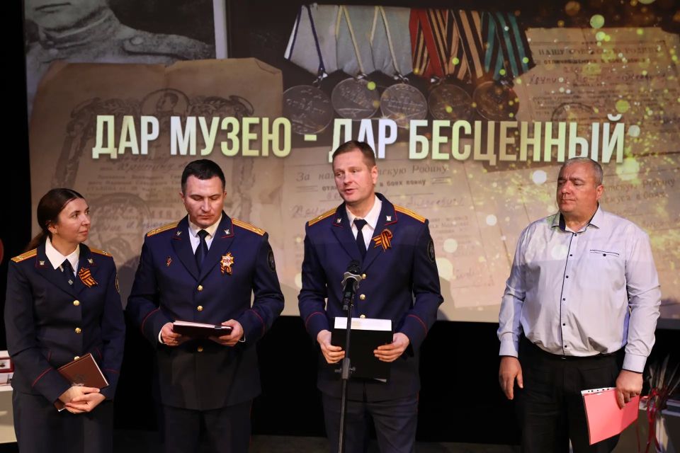 Сотрудники СУ СК России по Белгородской области передали в музей копию рукописи узницы концлагеря