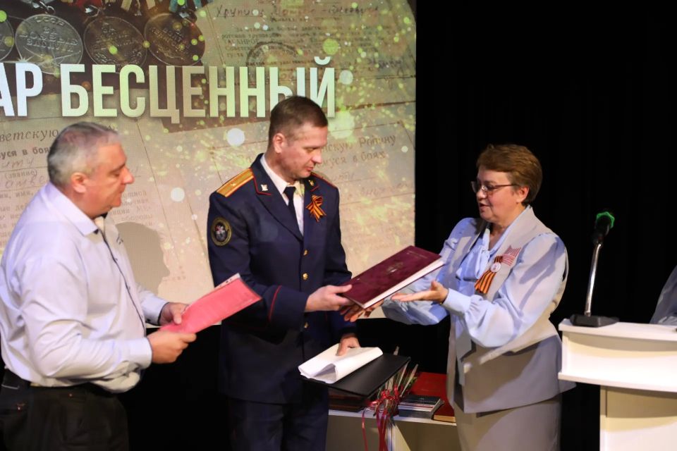 Сотрудники СУ СК России по Белгородской области передали в музей копию рукописи узницы концлагеря Сотрудники СУ СК России по Белгородской области передали в музей копию рукописи узницы концлагеря