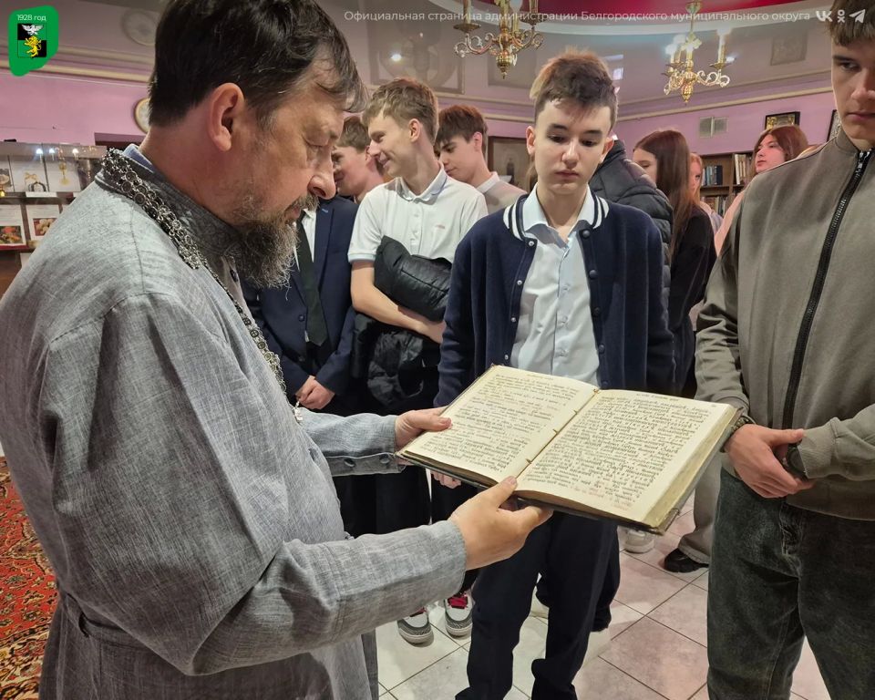 Старшеклассники Майской гимназии прикоснулись к истории семьи и традиций в библиотеке Храма Святителя Алексия Митрополита Московского Старшеклассники Майской гимназии прикоснулись к истории семьи и традиций в библиотеке Храма Святителя Алексия Митрополита Московского