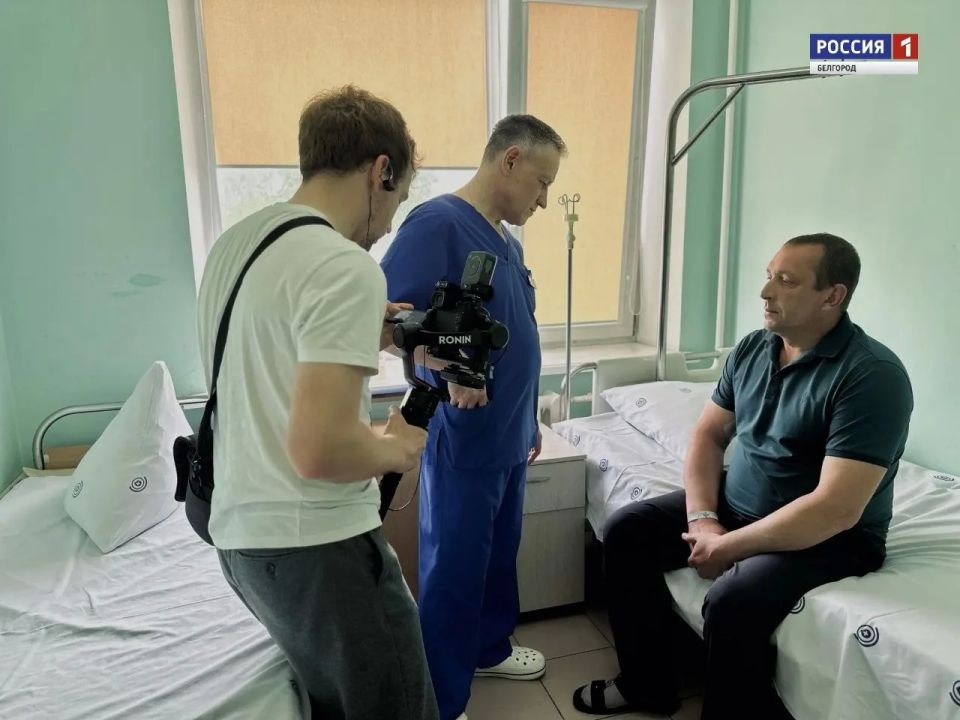 Остановились, чтобы помочь человеку, которому стало плохо Остановились, чтобы помочь человеку, которому стало плохо