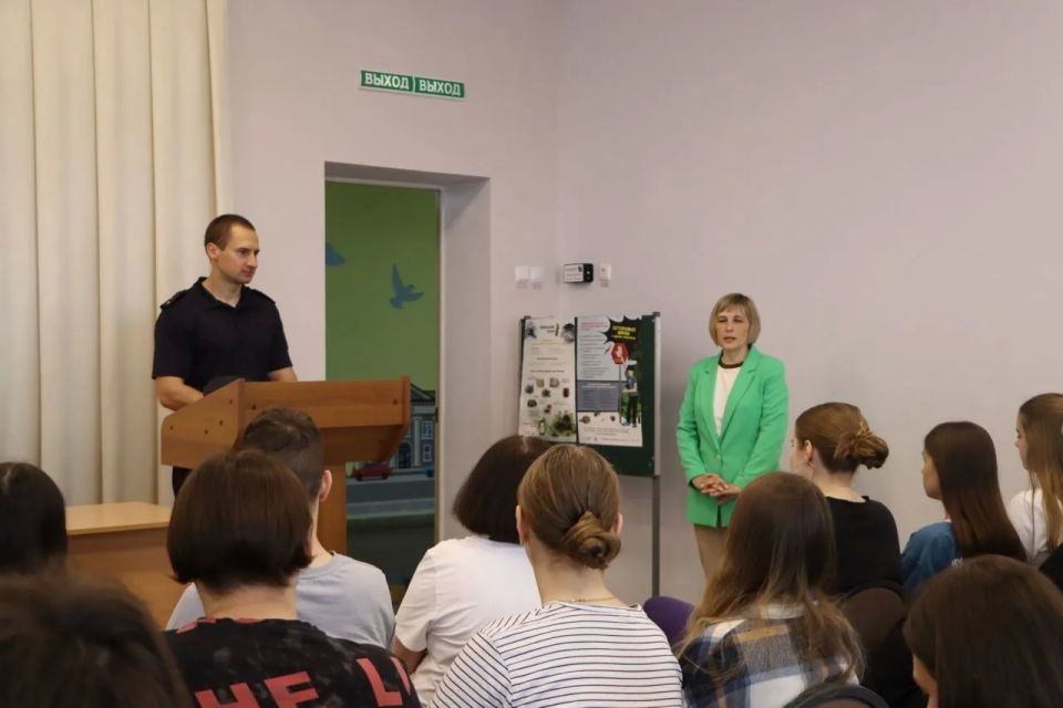 В преддверии летних каникул Краснояружская Госавтоинспекция совместно с Центральной библиотекой организовали для учащихся Краснояружской СОШ №2 важное профилактическое мероприятие В преддверии летних каникул Краснояружская Госавтоинспекция совместно с Центральной библиотекой организовали для учащихся Краснояружской СОШ №2 важное профилактическое мероприятие