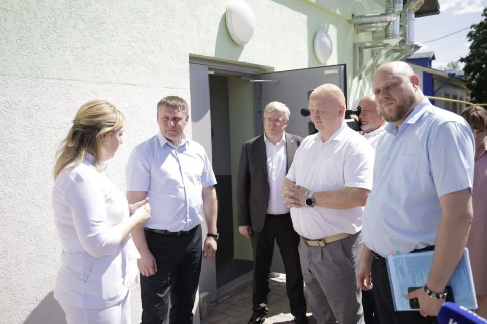 Александр Шуваев проинспектировал обновление соцобъектов в Прибрежном Новооскольского округа Александр Шуваев проинспектировал обновление соцобъектов в Прибрежном Новооскольского округа