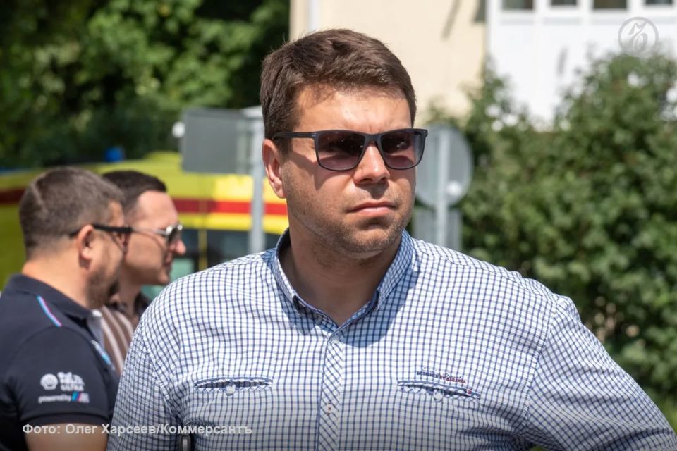 Обвиняемого в коррупции экс-мэра Белгорода Антона Иванова, которому в начале года отменили десятилетний приговор за взятки, освободили из СИЗО.