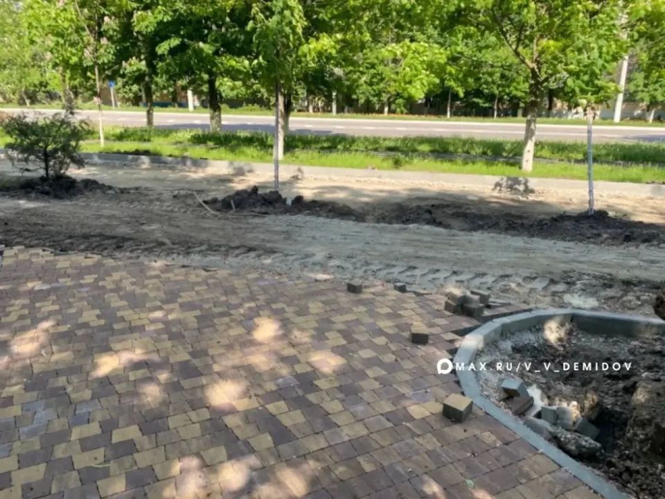 В Белгороде в районе кинотеатра «Русич» продолжают облагораживать территорию В Белгороде в районе кинотеатра «Русич» продолжают облагораживать территорию