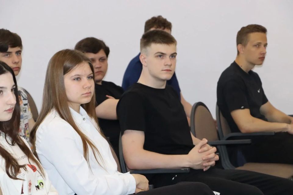 В преддверии летних каникул Краснояружская Госавтоинспекция совместно с Центральной библиотекой организовали для учащихся Краснояружской СОШ №2 важное профилактическое мероприятие В преддверии летних каникул Краснояружская Госавтоинспекция совместно с Центральной библиотекой организовали для учащихся Краснояружской СОШ №2 важное профилактическое мероприятие