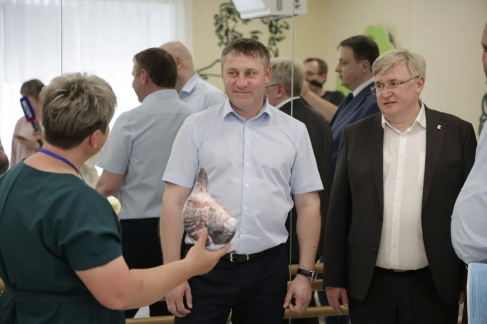 Александр Шуваев проинспектировал обновление соцобъектов в Прибрежном Новооскольского округа