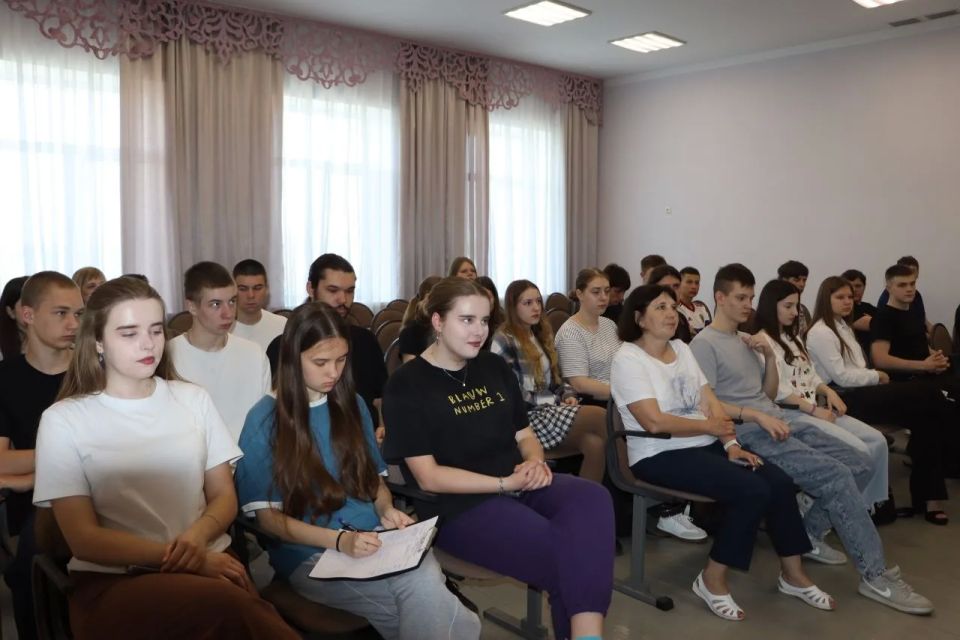 В преддверии летних каникул Краснояружская Госавтоинспекция совместно с Центральной библиотекой организовали для учащихся Краснояружской СОШ №2 важное профилактическое мероприятие В преддверии летних каникул Краснояружская Госавтоинспекция совместно с Центральной библиотекой организовали для учащихся Краснояружской СОШ №2 важное профилактическое мероприятие