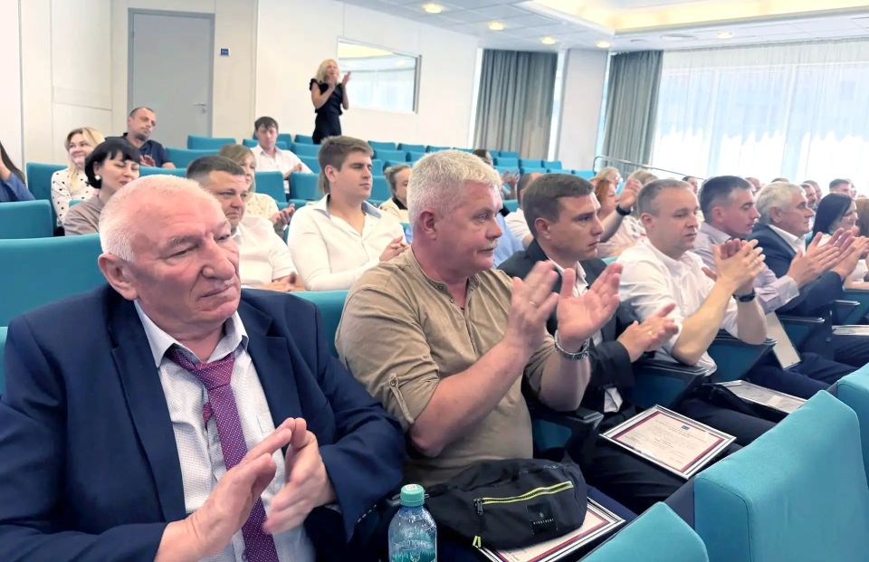Сотрудники «Белгородэнерго» удостоены наград за трудовой подвиг Сотрудники «Белгородэнерго» удостоены наград за трудовой подвиг