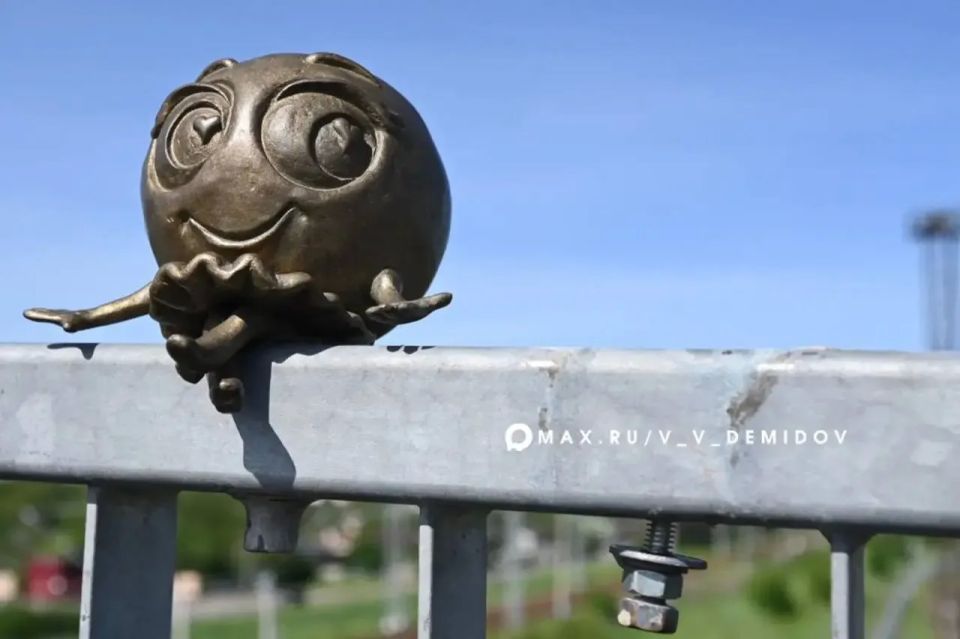 Неизвестные повредили смайлик на «Мосту улыбок» в Белгороде Неизвестные повредили смайлик на «Мосту улыбок» в Белгороде