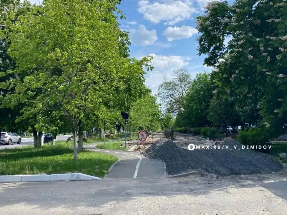 В Белгороде в районе кинотеатра «Русич» продолжают облагораживать территорию В Белгороде в районе кинотеатра «Русич» продолжают облагораживать территорию