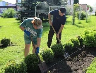 В нашем посёлке становится всё больше цветущих зон В нашем посёлке становится всё больше цветущих зон