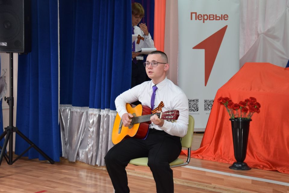 В Викторопольской средней школе состоялось торжественное и волнительное событие — открытие мемориальной «Парты Героя» В Викторопольской средней школе состоялось торжественное и волнительное событие — открытие мемориальной «Парты Героя»