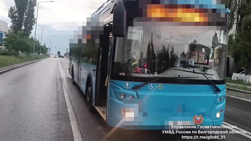 #СВОДКА_ДТП. По предварительным данным около 18 часов 40 минут в районе д. 38 «А» ул. Щорса в г. Белгороде, 35-летний водитель, управляя автобусом ««Лиаз», допустил резкое торможение в результате чего произошло падение...