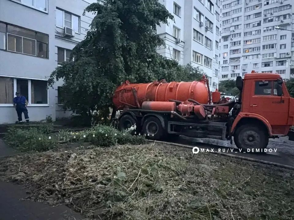 Последствия непогоды в Белгороде ликвидируют 11 бригад ГОЧС и Белгорблагоустройства Последствия непогоды в Белгороде ликвидируют 11 бригад ГОЧС и Белгорблагоустройства
