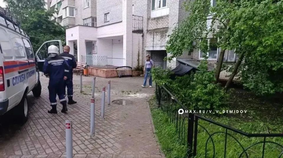 Последствия непогоды в Белгороде ликвидируют 11 бригад ГОЧС и Белгорблагоустройства Последствия непогоды в Белгороде ликвидируют 11 бригад ГОЧС и Белгорблагоустройства