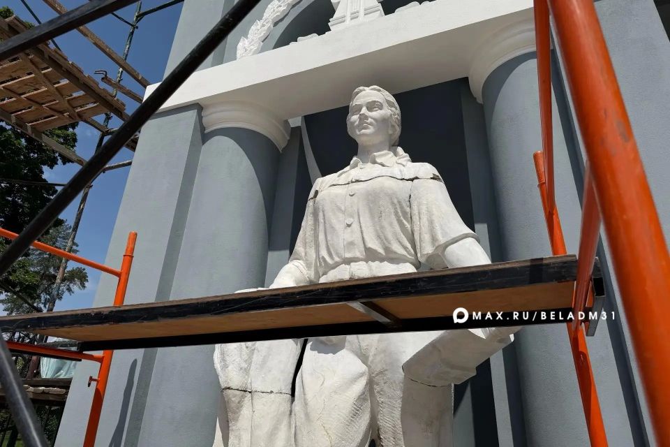На главной входной арке белгородского парка им. Ленина установили скульптуру работницы