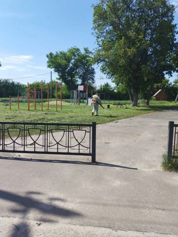 Готовим город к лету: в Грайворонском округе продолжается обработка общественных пространств от клещей Готовим город к лету: в Грайворонском округе продолжается обработка общественных пространств от клещей
