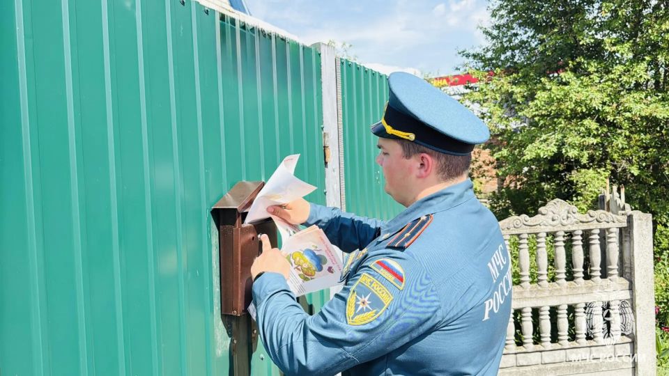 Сотрудники МЧС России проводят рейды в частном секторе для предотвращения палов сухой травы Сотрудники МЧС России проводят рейды в частном секторе для предотвращения палов сухой травы