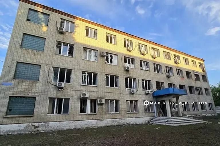 Враг нанёс массированный удар по мирным кварталам Белгорода и Белгородского округа, пострадал мирный житель, сообщил мэр города Валентин Демидов Враг нанёс массированный удар по мирным кварталам Белгорода и Белгородского округа, пострадал мирный житель, сообщил мэр города Валентин Демидов