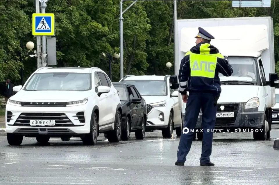 В Белгороде на десяти ключевых перекрёстках продолжают дежурить регулировщики В Белгороде на десяти ключевых перекрёстках продолжают дежурить регулировщики