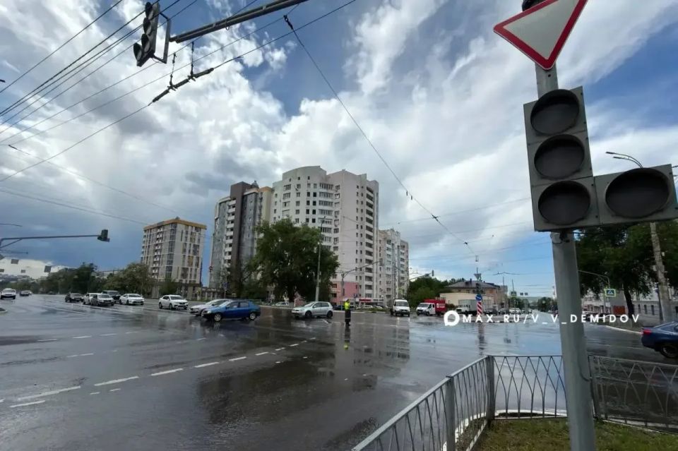 На 10 ключевых перекрёстках Белгорода продолжают дежурить регулировщики На 10 ключевых перекрёстках Белгорода продолжают дежурить регулировщики