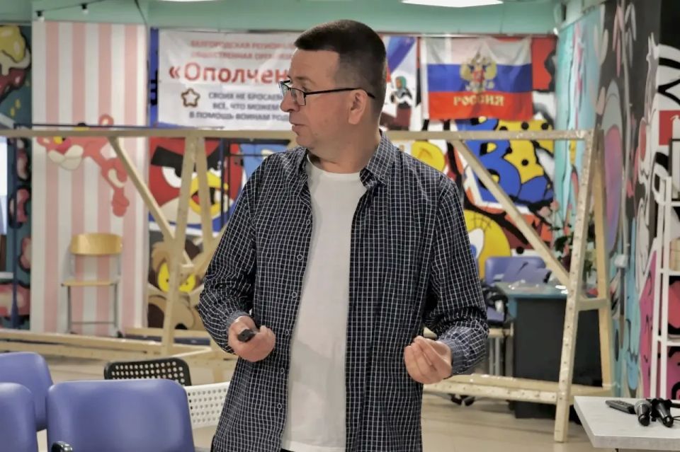 Долгожданная встреча в рамках марафона «МедиаФабрика» снова состоялась! В этот раз мы собрались в лектории КЦ «Октябрь», чтобы вместе с Олегом Шевцовым, редактором департамента по связям с общественностью Группы компаний...