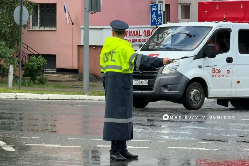 В Белгороде на десяти ключевых перекрёстках продолжают дежурить регулировщики В Белгороде на десяти ключевых перекрёстках продолжают дежурить регулировщики