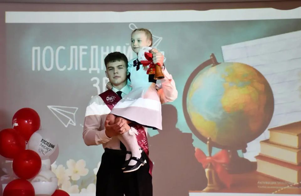 В добрый путь, выпускники! В школах Красногвардейского округа прозвенел Последний звонок В добрый путь, выпускники! В школах Красногвардейского округа прозвенел Последний звонок