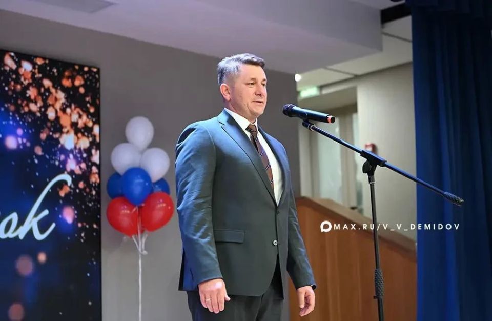 Валентин Демидов: Дорогие выпускники, учителя, родители! Поздравляю вас с праздником последнего звонка и окончанием учебного года! Валентин Демидов: Дорогие выпускники, учителя, родители! Поздравляю вас с праздником последнего звонка и окончанием учебного года!