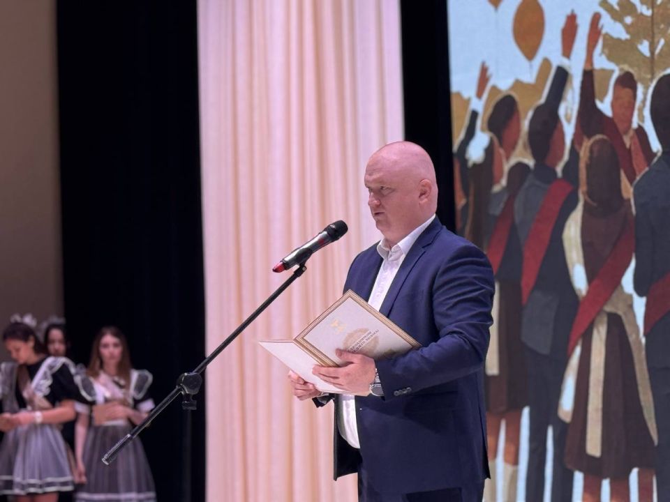 Андрей Иконников: Передал поздравительный адрес от ВРИО губернатора Белгородской области Александра Михайловича выпускникам и учителям школ «Академия знаний» и номер 28 имени А.А. Угарова в рамках Последнего звонка Андрей Иконников: Передал поздравительный адрес от ВРИО губернатора Белгородской области Александра Михайловича выпускникам и учителям школ «Академия знаний» и номер 28 имени А.А. Угарова в рамках Последнего звонка