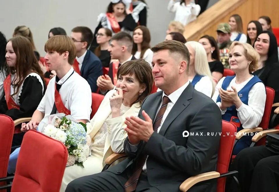 Валентин Демидов: Дорогие выпускники, учителя, родители! Поздравляю вас с праздником последнего звонка и окончанием учебного года! Валентин Демидов: Дорогие выпускники, учителя, родители! Поздравляю вас с праздником последнего звонка и окончанием учебного года!