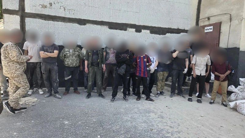 12 иностранцев трудились незаконно, двое из них нарушили режим пребывания в стране и будут выдворены за пределы РФ. В Белгороде и Яковлевском округе полицейские при силовой поддержке спецназа Росгвардии провели рейд по...