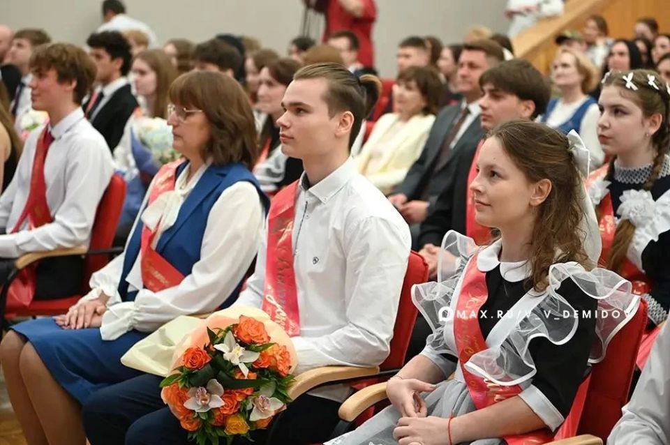 Валентин Демидов: Дорогие выпускники, учителя, родители! Поздравляю вас с праздником последнего звонка и окончанием учебного года! Валентин Демидов: Дорогие выпускники, учителя, родители! Поздравляю вас с праздником последнего звонка и окончанием учебного года!