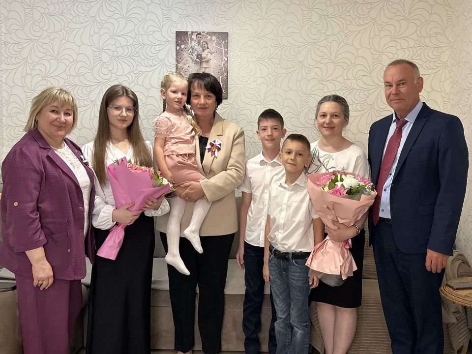 Татьяна Круглякова: Приехала поздравить с Последним звонком ребят, которые заканчивают школу в дистанционном формате Татьяна Круглякова: Приехала поздравить с Последним звонком ребят, которые заканчивают школу в дистанционном формате