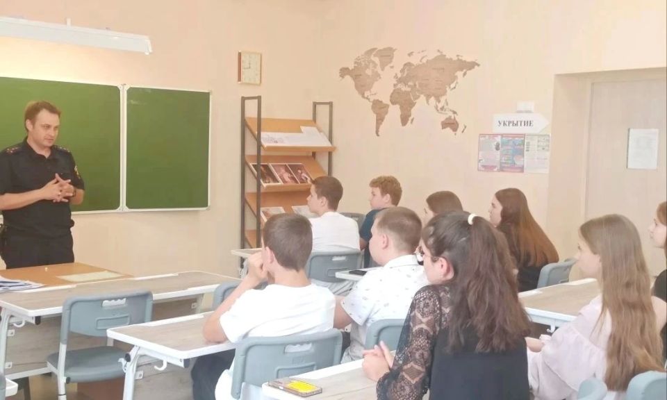Сотрудники местного отделения МВД России провели профилактическое мероприятие для учащихся школ Сотрудники местного отделения МВД России провели профилактическое мероприятие для учащихся школ