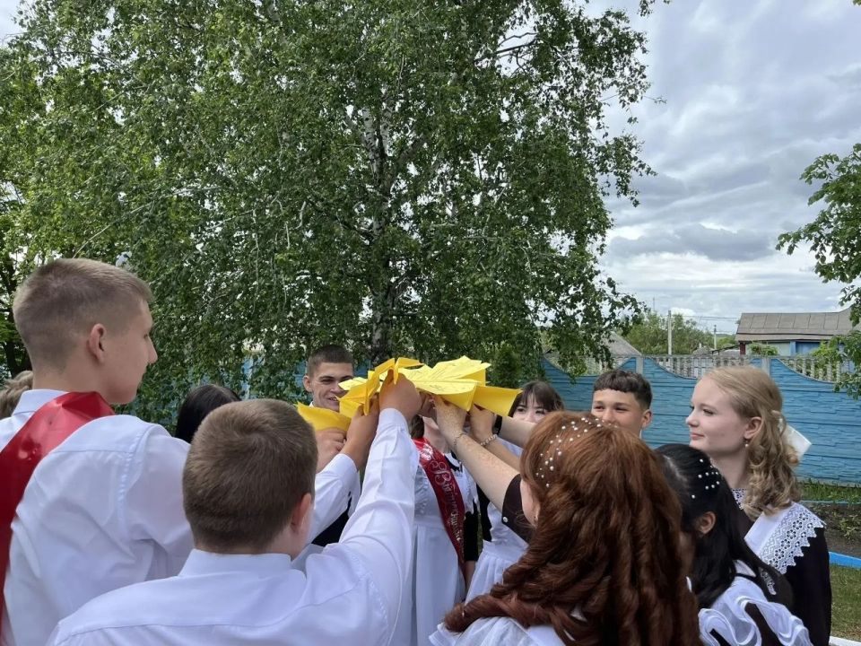 В школах округа провели трогательную акцию «Самолётик будущего», которая объединила самых юных учеников и выпускников, стоящих на пороге взрослой жизни В школах округа провели трогательную акцию «Самолётик будущего», которая объединила самых юных учеников и выпускников, стоящих на пороге взрослой жизни
