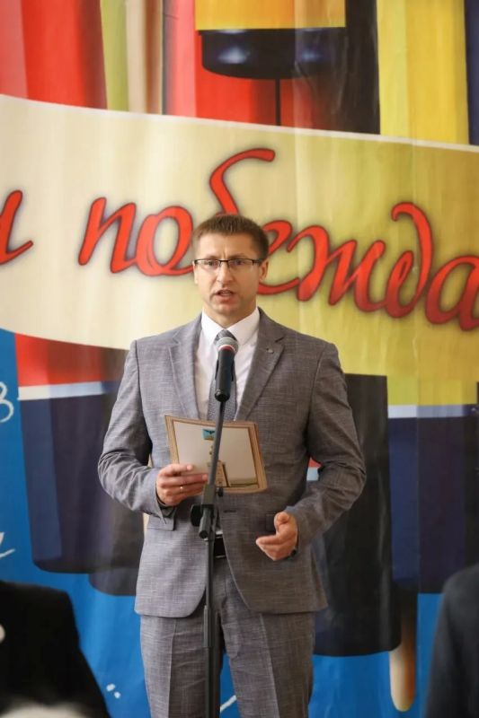 Андрей Гриднев: Сегодня для шебекинских школьников прозвенел последний звонок Андрей Гриднев: Сегодня для шебекинских школьников прозвенел последний звонок