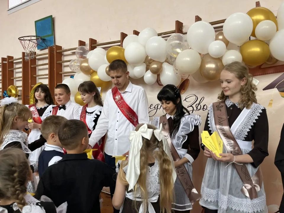В школах округа провели трогательную акцию «Самолётик будущего», которая объединила самых юных учеников и выпускников, стоящих на пороге взрослой жизни В школах округа провели трогательную акцию «Самолётик будущего», которая объединила самых юных учеников и выпускников, стоящих на пороге взрослой жизни