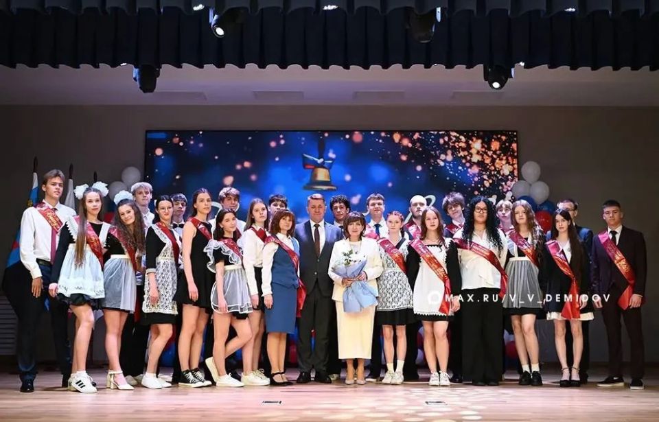 Валентин Демидов: Дорогие выпускники, учителя, родители! Поздравляю вас с праздником последнего звонка и окончанием учебного года! Валентин Демидов: Дорогие выпускники, учителя, родители! Поздравляю вас с праздником последнего звонка и окончанием учебного года!