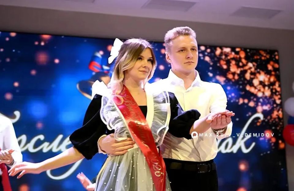 Валентин Демидов: Дорогие выпускники, учителя, родители! Поздравляю вас с праздником последнего звонка и окончанием учебного года! Валентин Демидов: Дорогие выпускники, учителя, родители! Поздравляю вас с праздником последнего звонка и окончанием учебного года!