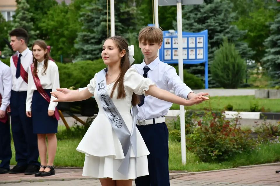 В добрый путь, выпускники! В школах Красногвардейского округа прозвенел Последний звонок В добрый путь, выпускники! В школах Красногвардейского округа прозвенел Последний звонок