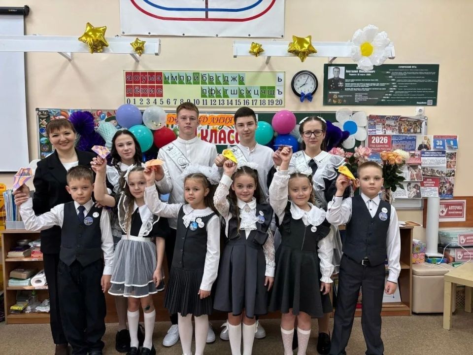 В школах округа провели трогательную акцию «Самолётик будущего», которая объединила самых юных учеников и выпускников, стоящих на пороге взрослой жизни В школах округа провели трогательную акцию «Самолётик будущего», которая объединила самых юных учеников и выпускников, стоящих на пороге взрослой жизни