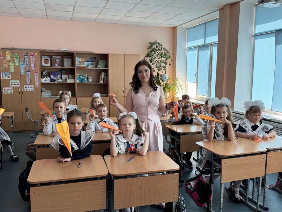 В школах округа провели трогательную акцию «Самолётик будущего», которая объединила самых юных учеников и выпускников, стоящих на пороге взрослой жизни В школах округа провели трогательную акцию «Самолётик будущего», которая объединила самых юных учеников и выпускников, стоящих на пороге взрослой жизни