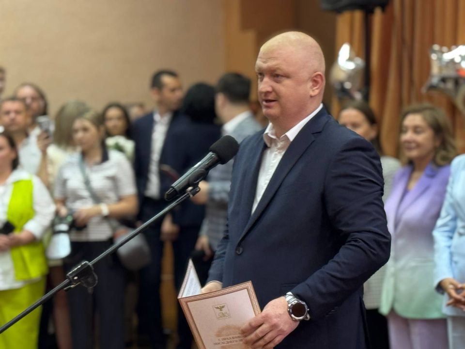 Андрей Иконников: Передал поздравительный адрес от ВРИО губернатора Белгородской области Александра Михайловича выпускникам и учителям школ «Академия знаний» и номер 28 имени А.А. Угарова в рамках Последнего звонка Андрей Иконников: Передал поздравительный адрес от ВРИО губернатора Белгородской области Александра Михайловича выпускникам и учителям школ «Академия знаний» и номер 28 имени А.А. Угарова в рамках Последнего звонка