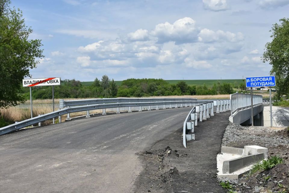 В селе Владимировка завершается ремонт моста через реку Боровая Потудань