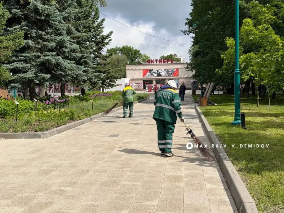 Валентин Демидов: Сегодня в озеленении и уборке города задействованы 186 рабочих и 57 единиц техники Белгорблагоустройства Валентин Демидов: Сегодня в озеленении и уборке города задействованы 186 рабочих и 57 единиц техники Белгорблагоустройства