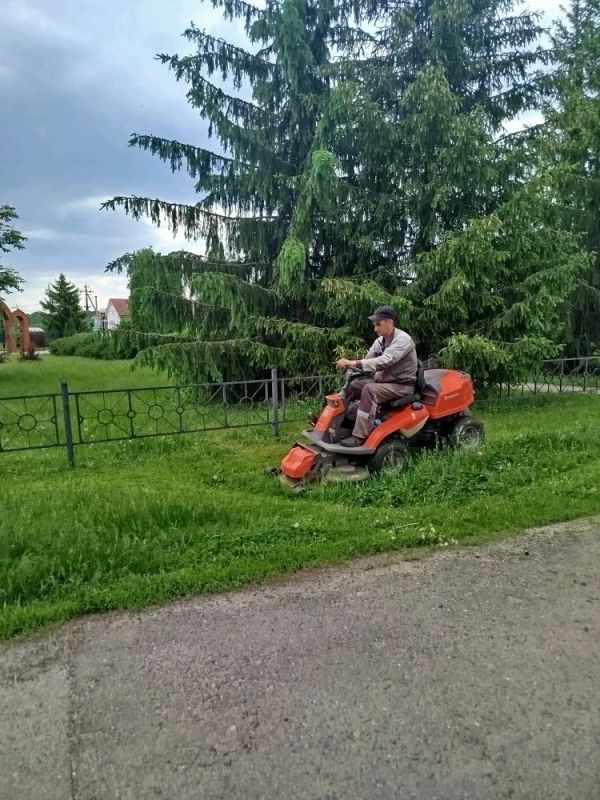 Благодаря труду сотрудников Краснояружского зеленстроя и специалистов территориальных отделов наши общественные пространства преображаются Благодаря труду сотрудников Краснояружского зеленстроя и специалистов территориальных отделов наши общественные пространства преображаются