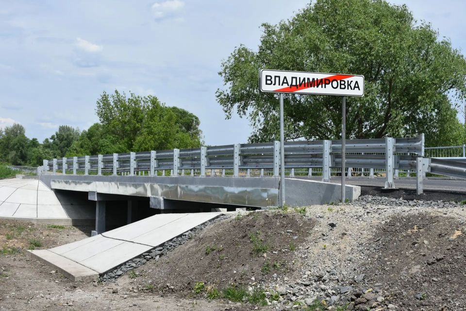 В селе Владимировка завершается ремонт моста через реку Боровая Потудань В селе Владимировка завершается ремонт моста через реку Боровая Потудань